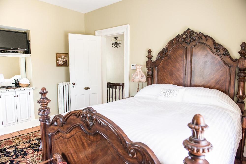 Queen Room interior